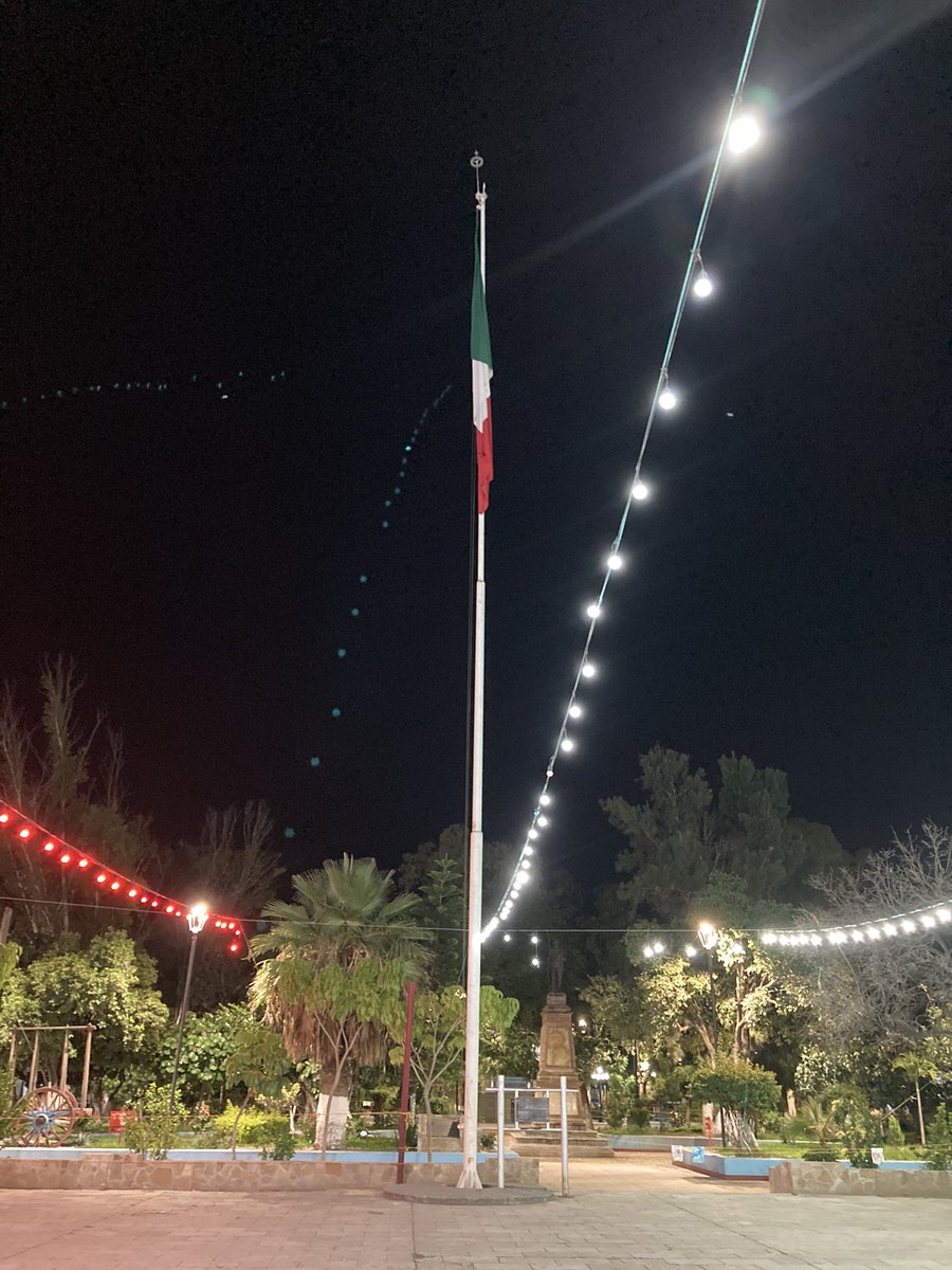 GobMpal_Ocotlan's tweet photo. Izamiento de Bandera en coordinación con la Dirección de Seguridad Pública Municipal @POLICIA_OCOTLAN por motivo del inicio del mes Patrio. #MesDeLaPatria https://t.co/Qk2YbRJPe3