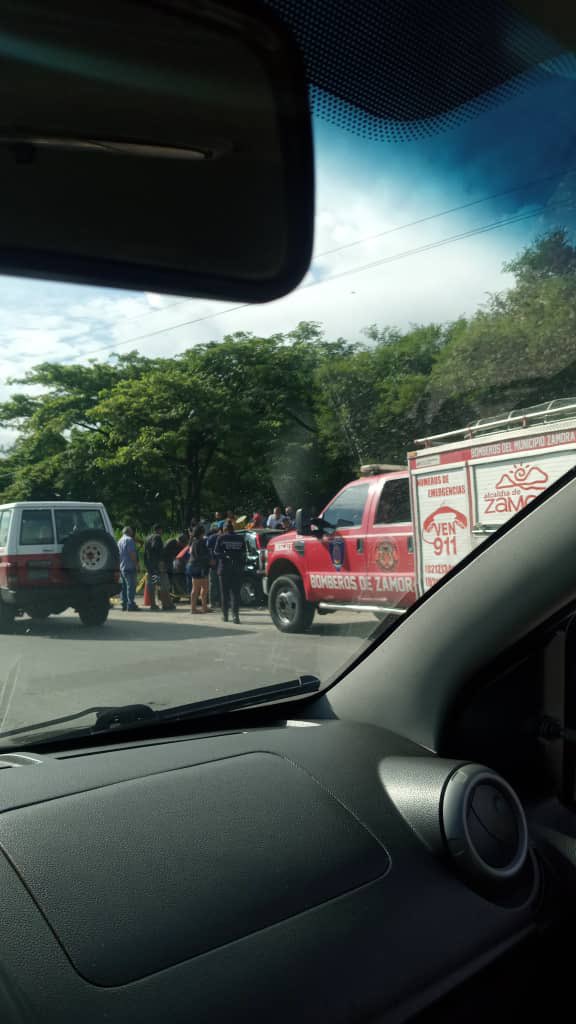 TortoleroFM's tweet image. #ULTIMOMINUTO 🚨

Reporte: Fuerte choque a la salida de la sabana frente al Marquez , una autana embistió un fiesta power . 

Precaución ⛔️.