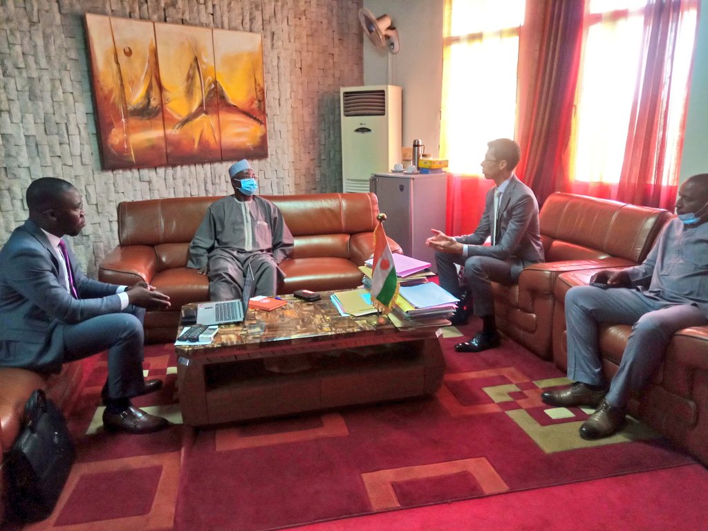 Le Ministre a reçu  ce mercredi 1er  septembre  2021, les représentants de 
Valteo Ingenierie SARL, une entreprise basée au Sénégal et  spécialisée dans le domaine   des nouvelles technologies , notamment le Développement des plateformes  pédagogiques agricoles. 1/3