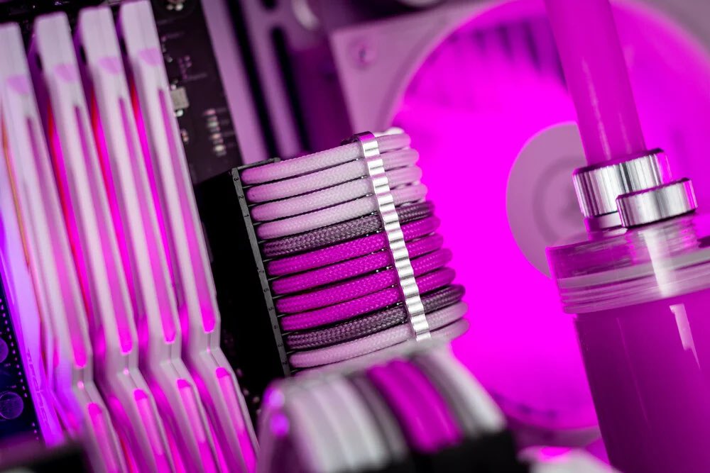 CableModJPN's tweet image. ピンクとホワイトでかわいい感じかと思いきや、シルバーがはいることでよってかっこよさクールさがでますね！😍

写真提供: @upsnef1
詳細: builds.gg/builds/fleurs-…