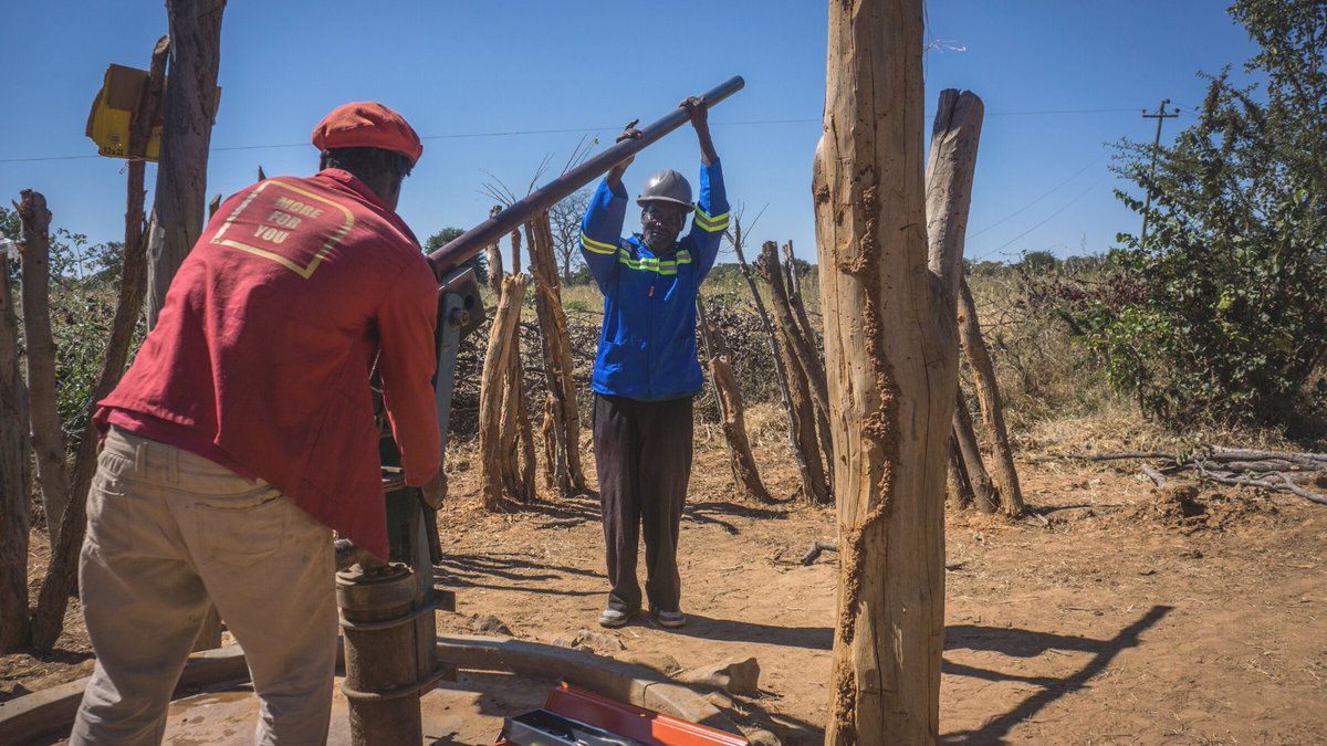 IMC_UK's tweet photo. Safe water is crucial to the health and livelihood of communities. That's why our team in #Zimbabwe 🇿🇼  is building solar-powered borehole systems that are easy to access and reliable. Check out how people in the village of Zumanana are using their new water system! https://t.co/0Dt6xUEPfe