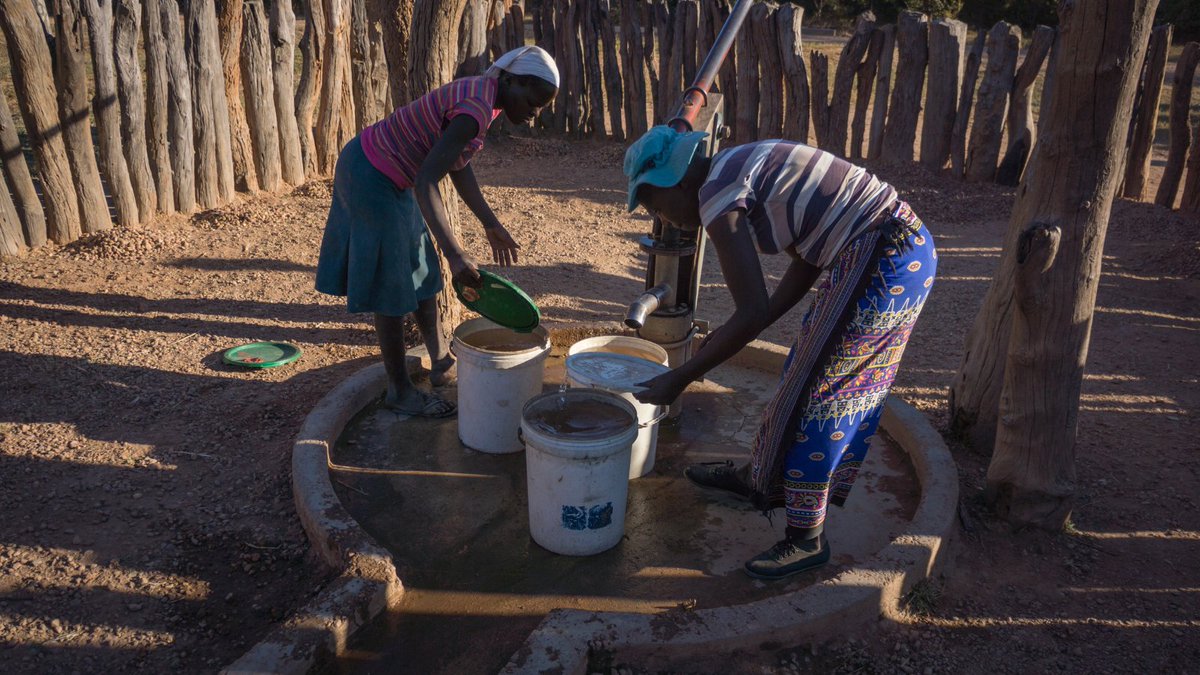 IMC_UK's tweet photo. Safe water is crucial to the health and livelihood of communities. That's why our team in #Zimbabwe 🇿🇼  is building solar-powered borehole systems that are easy to access and reliable. Check out how people in the village of Zumanana are using their new water system! https://t.co/0Dt6xUEPfe
