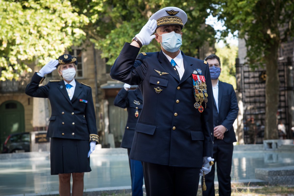 ArmeesNoA's tweet photo. A l'occasion de sa prise de fonction d'officier général de zone de défense et de sécurité Sud-Ouest, le général de corps aérien Laurent Lherbette a déposé une gerbe place du XI novembre à Bordeaux.
#Notredéfense #OGZDS #militaire #defense #Bordeaux https://t.co/AMOYZz8eYm