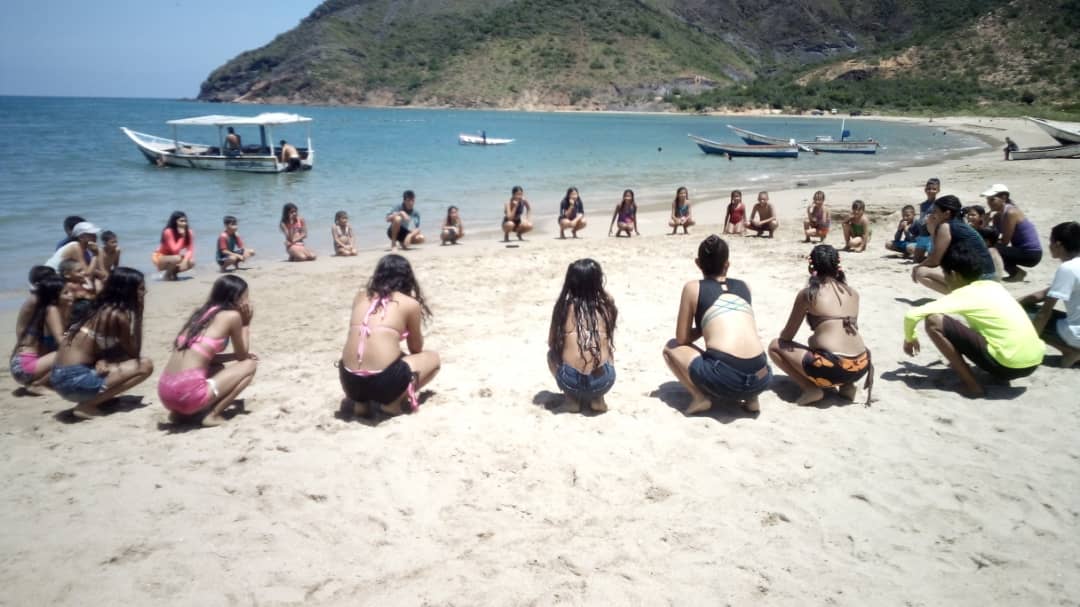 FrnsNva's tweet photo. #VenezuelaProductiva Plan Vacacional "Héroes y Heroínas de la Patria” llega a la playa, para continuar la semana de mucha diversión y sano esparcimiento para el semillero de la patria de las Casas de los Niños en Nueva Esparta.
@NicolasMaduro @FNNSimon @DanteRivasQ @vmsfelicidad https://t.co/e6OVl8eoEu