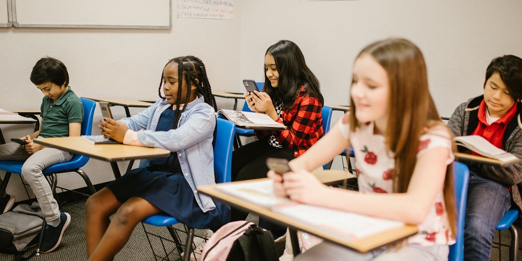 Lehrerinnen und Lehrer aufgepasst! Wer #YouTube in der #Schule nutzen möchte, muss einiges beachten. Das Internet-ABC erklärt in einer Praxishilfe für Lehrkräfte, worauf es dabei ankommt: klicksafe.de/service/aktuel…
#twitterlehrerzimmer #twlz