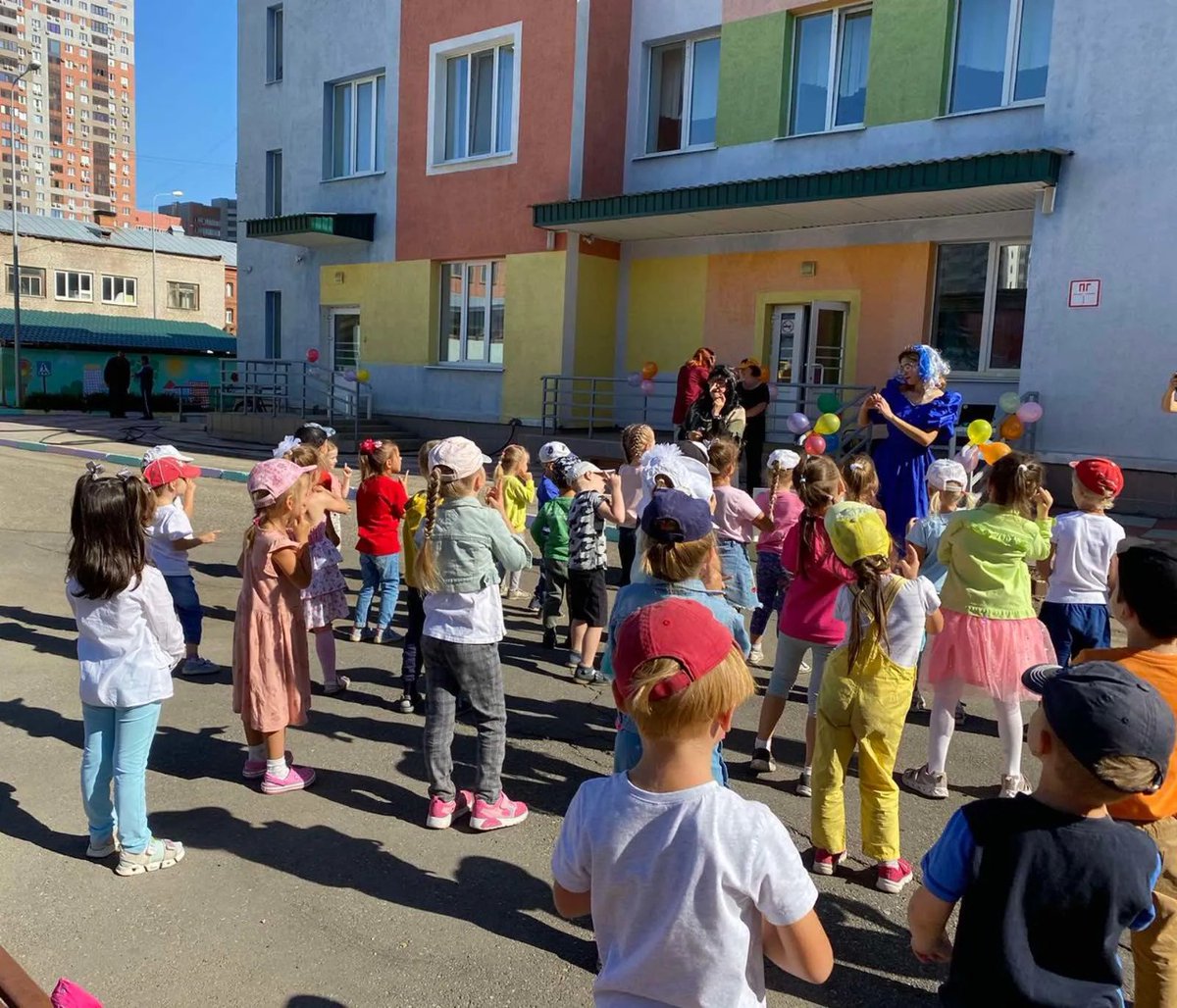 День знаний – это не только любимый праздник школьников, студентов, но также его с удовольствием отмечают и дошколята в детских садах. Этот день открывает новый учебный год. Пусть он будет увлекательным, интересным и принесет новые знания, открытия и новых друзей!