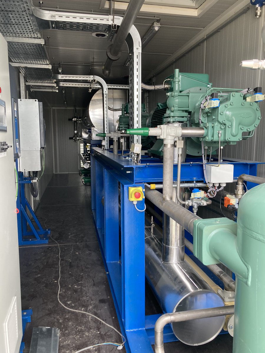 Weer grote stap nieuwbouw. Container met koel apparatuur wordt geplaatst door <a href="/zuidemakraan/">Zuidema Kraanverhuur</a> <a href="/TolsmaGrisnich/">Tolsma-Grisnich</a> en Reuling Koudetechniek.