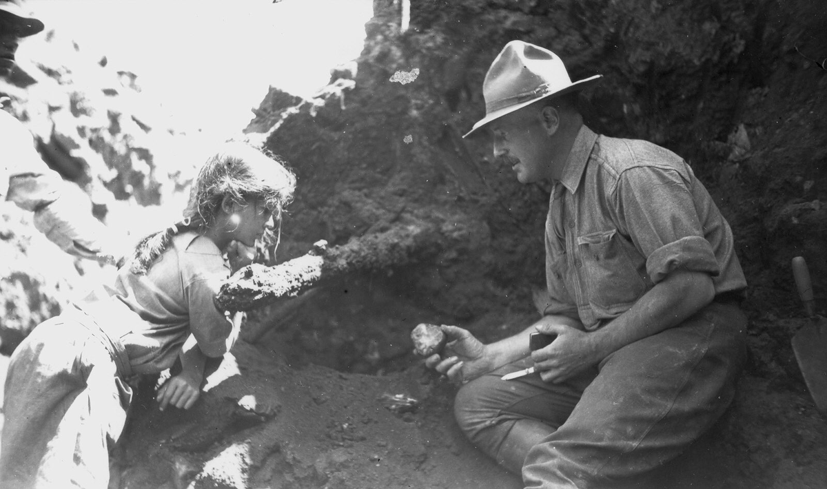 Archaeologist Alfred V. Kidder taking time to explain his findings to an eager audience. A good reminder that we should all be engaging in #pubarch.