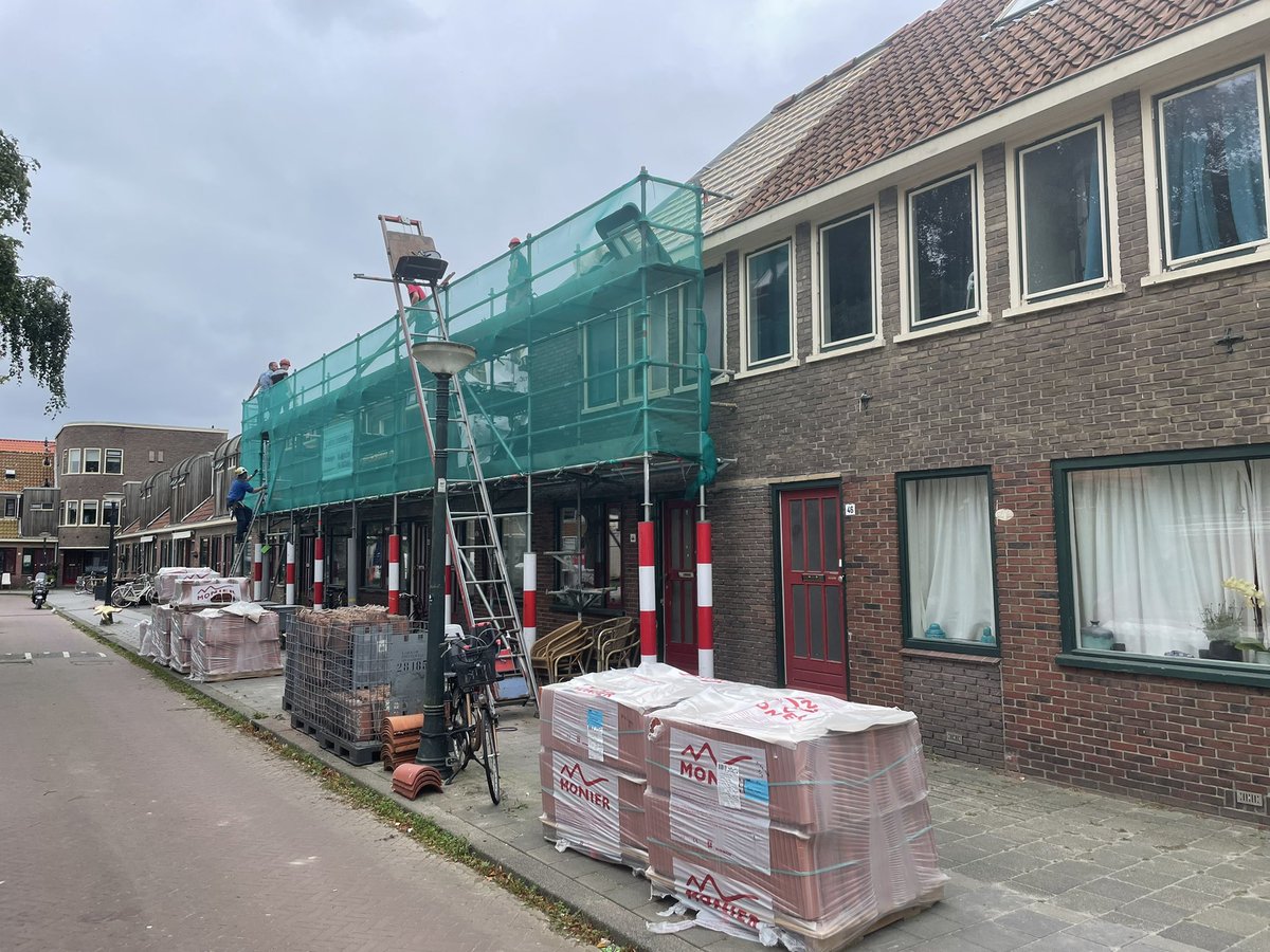 We gaan de woningen in #Seringenhof in de <a href="/Oosterparkwijk/">Oosterparkwijk</a> verbeteren: o.a. Dubbel glas, zonnepanelen, spouwmuur- en dakisolatie. De woningen staan er straks mooi en goed geïsoleerd bij! @Nijestee
