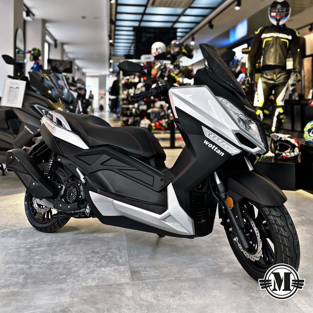 RacingMarsal's tweet photo. Te presentamos la @wottanmotor Storm 125. Con un diseño vanguardista de angulosas líneas y rasgos inconfundibles, como sus faros con tecnología LED incorporados. Disponible por tan sólo 2.749€ Con transporte y matriculación incluidos. Visítanos en Calle Luis Barcala 5 #Orihuela https://t.co/DgJQxJOV8p