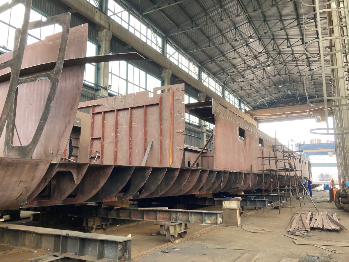 Bekijk de laatste beelden van de bouw van Ab Initio! Er wordt hard gewerkt aan het nieuwe opleidingsschip voor STC Group. Nu nog op de bouwwerf in Apatin, Servië en later dit jaar start de afbouw op de werf van Concordia Damen in Werkendam. Zie: youtu.be/HQikkv3jVNY