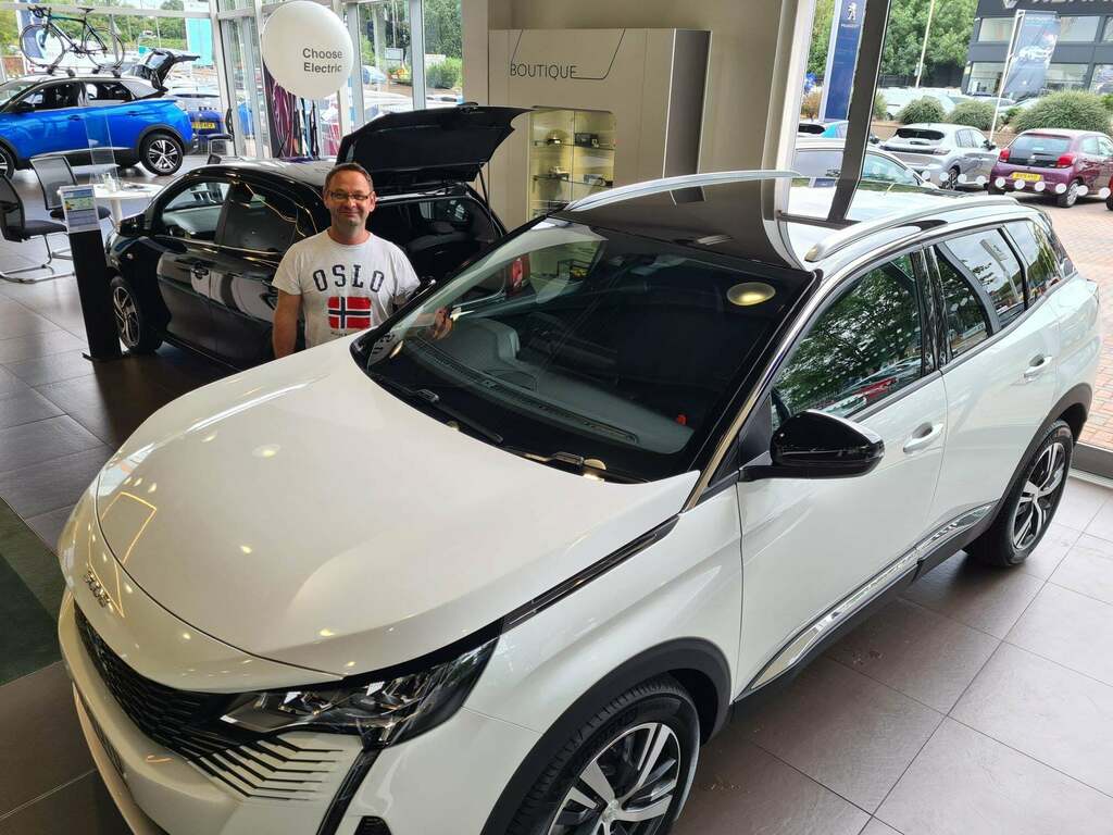 Here is Mr Adrian Chisu picking up his brand new 3008 Allure Premium.

He previously had a 3008 allure and has decided to upgrade it to this stunning Pearl White face-lift model!

Enjoy your new car Adrian, thank you again.

#newcarday #peugeot3008 #suv #DeserveToBeFound