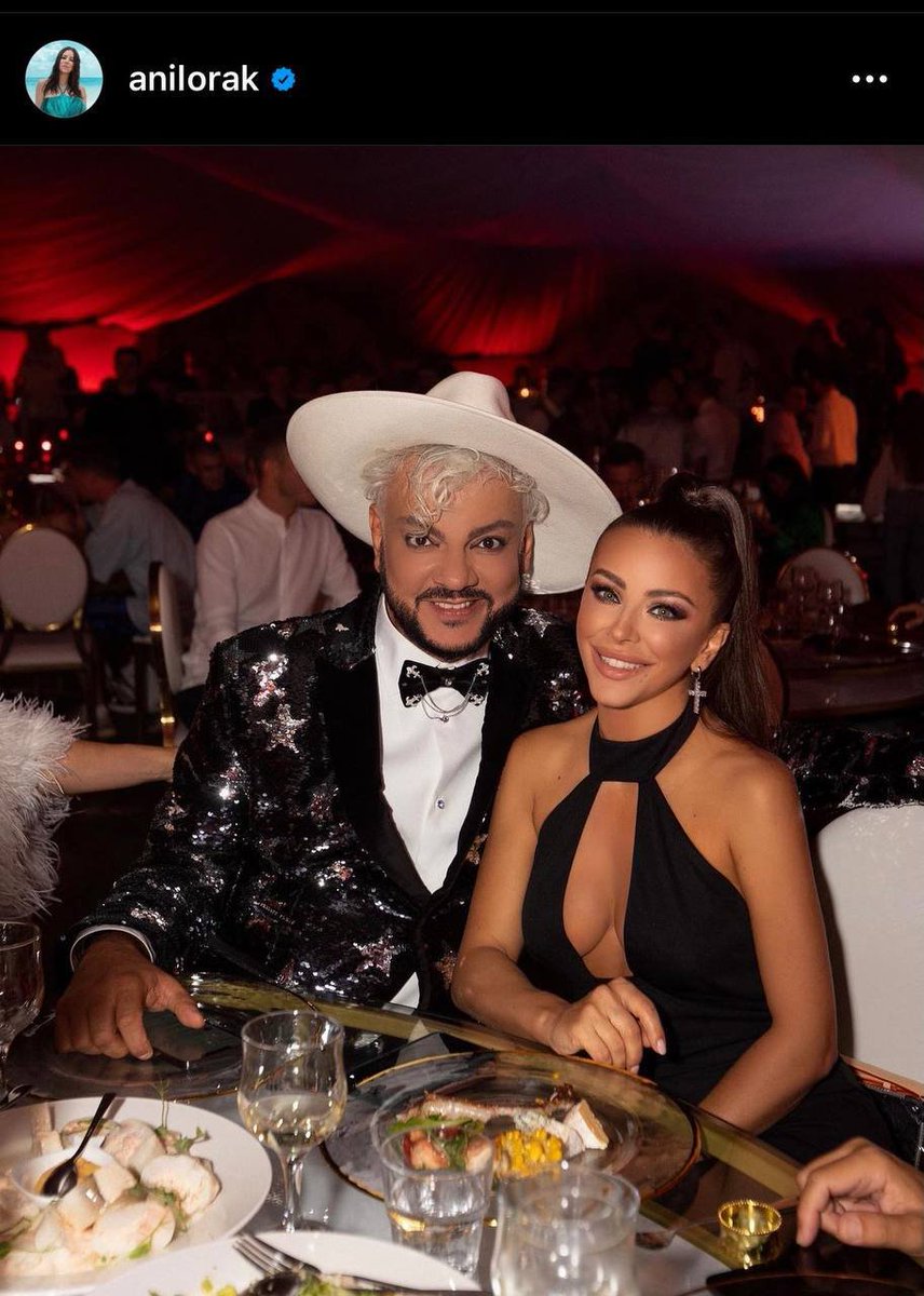 DerArto's tweet image. Ой, вам всем лишь бы поржать! Здесь же всё очевидно:
Ани Лорак выложила фото до ужина.
Филипп Киркоров выложил фото после ужина.