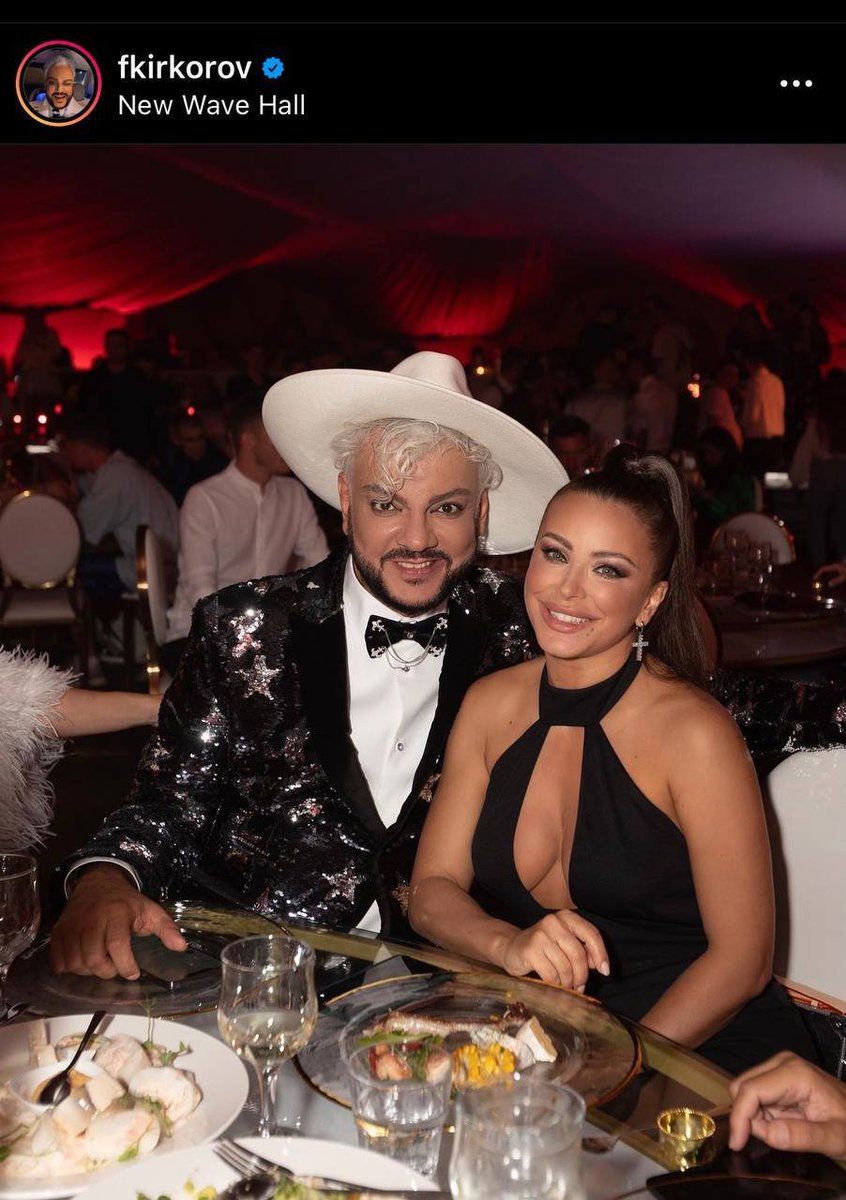 DerArto's tweet image. Ой, вам всем лишь бы поржать! Здесь же всё очевидно:
Ани Лорак выложила фото до ужина.
Филипп Киркоров выложил фото после ужина.