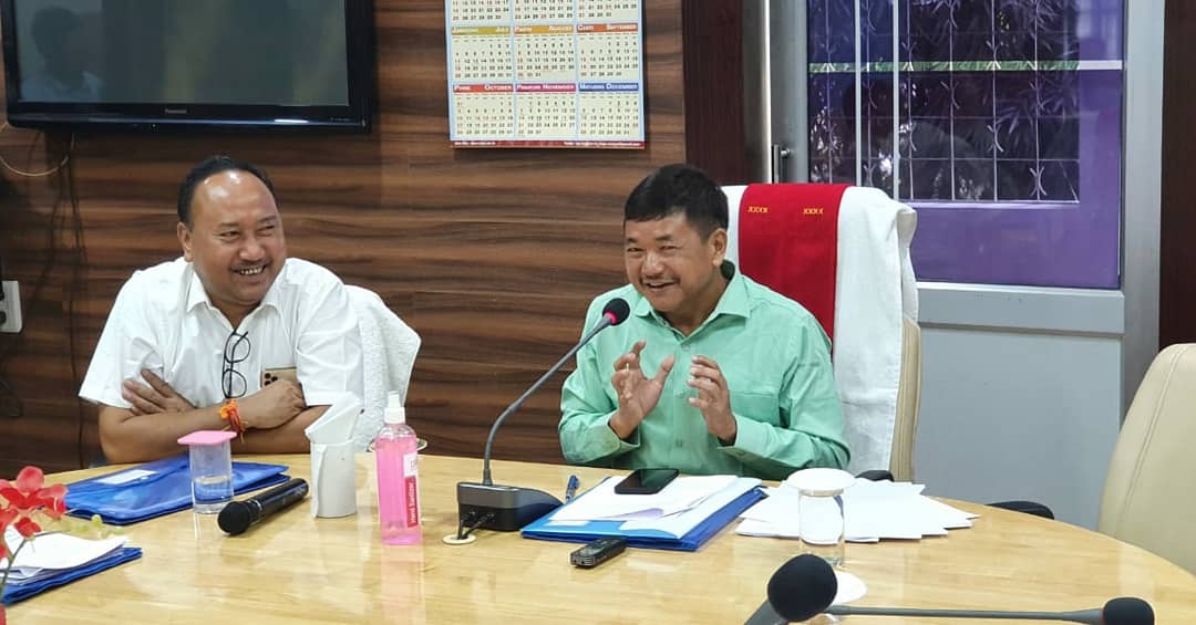 TuliramRonghang's tweet photo. Held the KAAC Executive Committee Meeting in KAAC Old Secretariat Building, Diphu. 

Present, @horensingbey, Hon'ble MP, all EMs, PS, Secretaries, &amp; Senior Officials. https://t.co/Spx1ii2Ydx