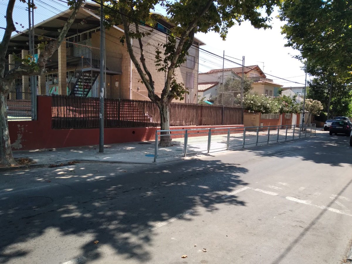 📢 En verano #Castelldefels no se atura 👏⬇️

👉 Pacificamos entradas de colegios para hacerlas más seguras para nuestros peques 👧🚸

👉 Creamos zonas de juego infantil con sombreado 🌳🌿

👉 Pavimentamos y ampliamos diferentes aceras para mejorar su circulación 🚶😊