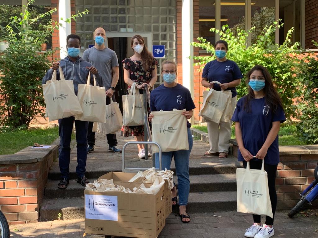 Gewappnet für den Schulstart: 50 Schülerinnen und Schüler der Wohnunterkunft Opitzstraße erhielten von <a href="/MTOShahmaghsoud/">MTO Shahmaghsoudi®</a> eine Spende: 50 Stofftüten gefüllt mit Schulmaterialien von Bleistift über Lineal bis hin zu Heft und Textmarker. 
🙏Danke für die gelungene Aktion! (1/x)