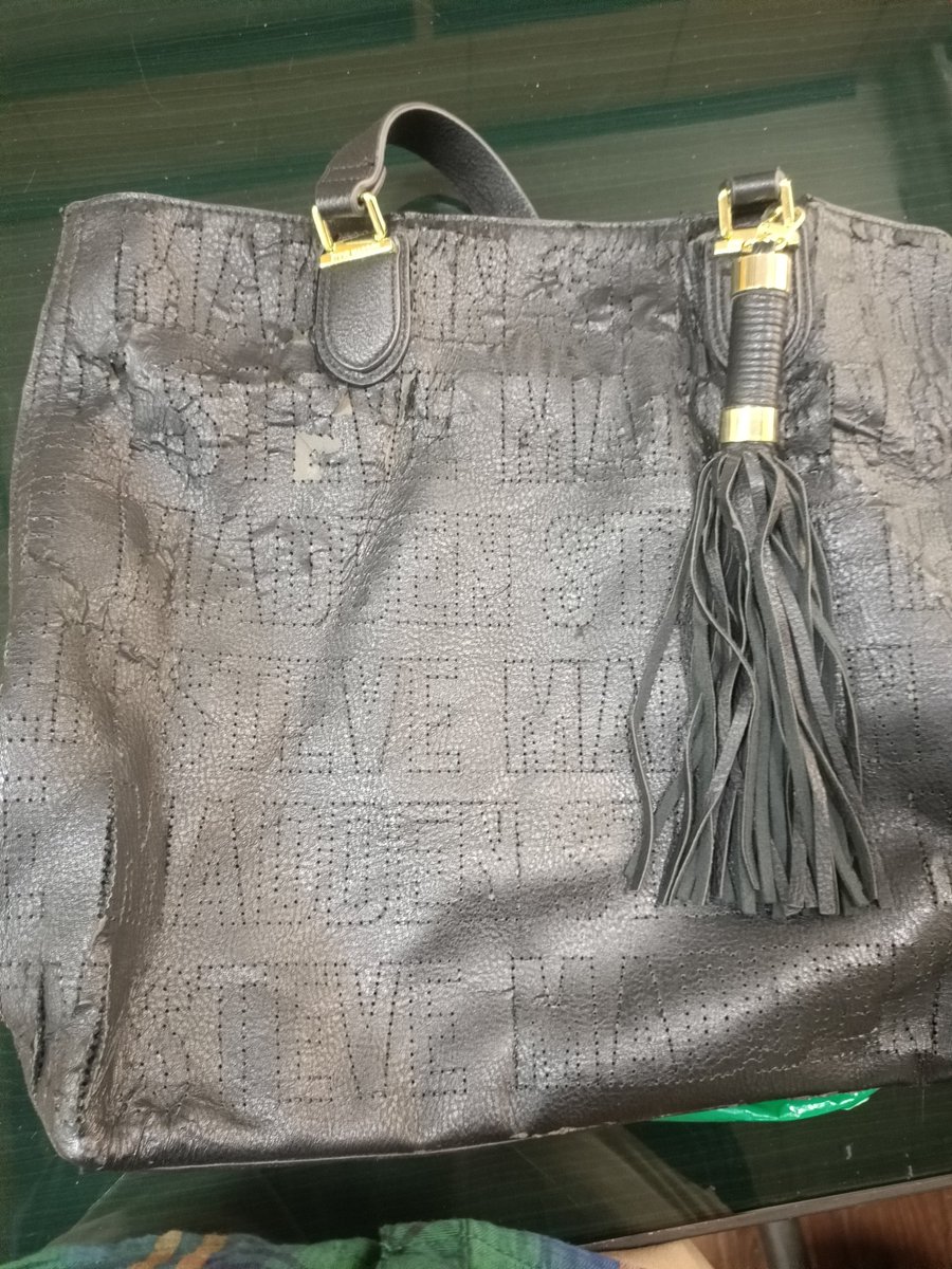 anutubi's tweet photo. I bought this bag from @SteveMadden on 2018 and I have hardly used this bag. See the condition of the bag now. The entire leather cover is peeling off @SteveMadden such a high brand should maintain quality #quiteunexpected #disappointed #myfavourite bag ☹️☹️ https://t.co/aCadIvGp8Q