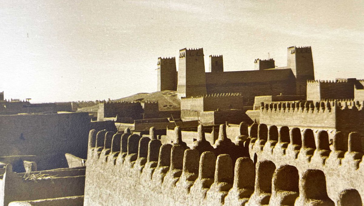 كانت الهوية العمرانية لمدينة الرياض أبرز ما لفت أنظار الرحالة الذين زاروا الرياض قديما ووثقوا بالصور حصونها وأسوارها وأبراجها وكانت الهوية المعمارية المميزة نتيجة لطبيعة السكان والبيئة المحيطة والمواد المتاحة آنذاك،
الصورة لقلعة المرقب اخذت الصورة عام ١٣٧١هـ ١٩٥٢م،
جيزلا مولر