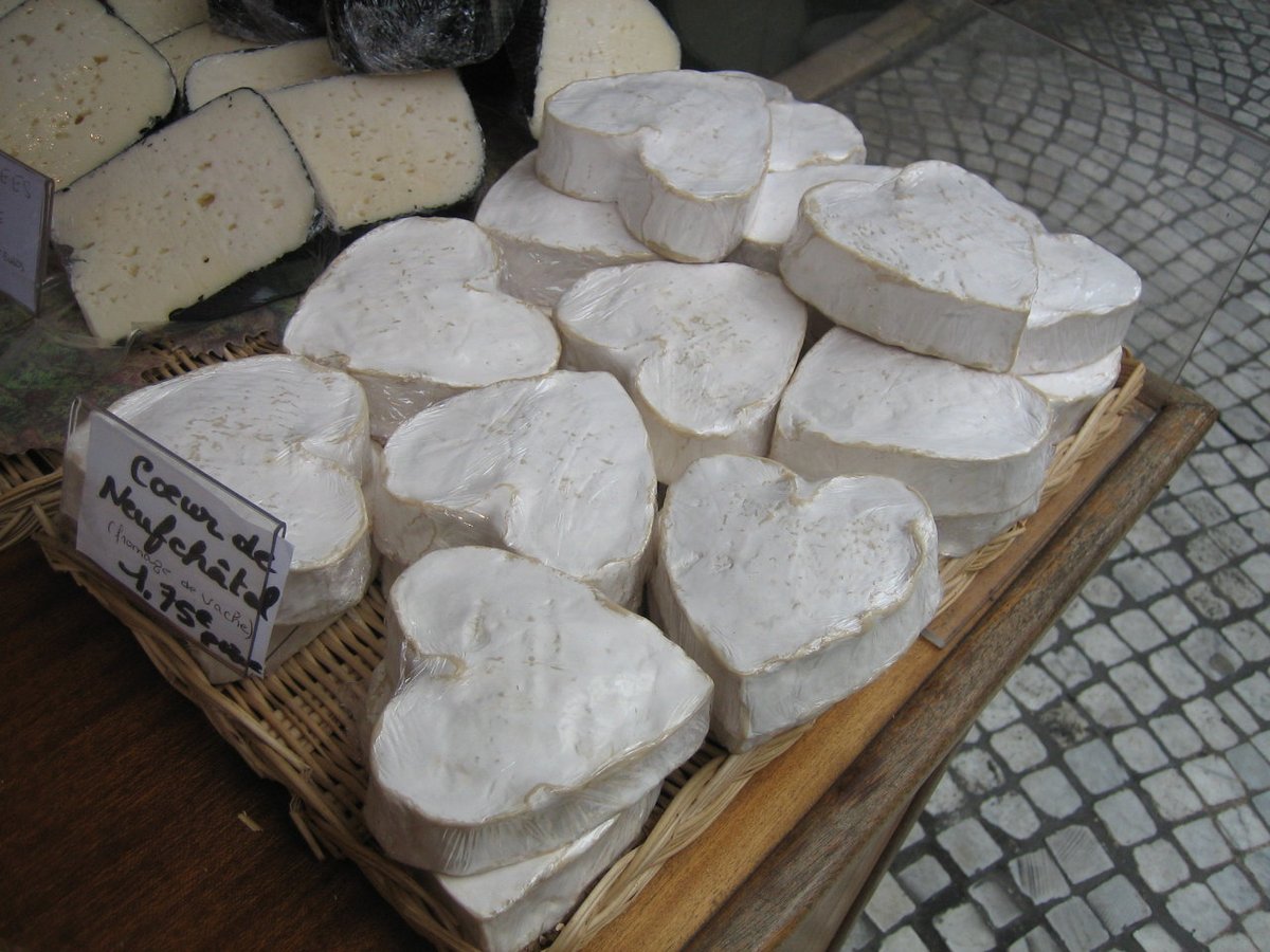 mossturbating's tweet photo. Someone take me on a date to eat heart-shaped cheese pls https://t.co/H8tFVqrzbW