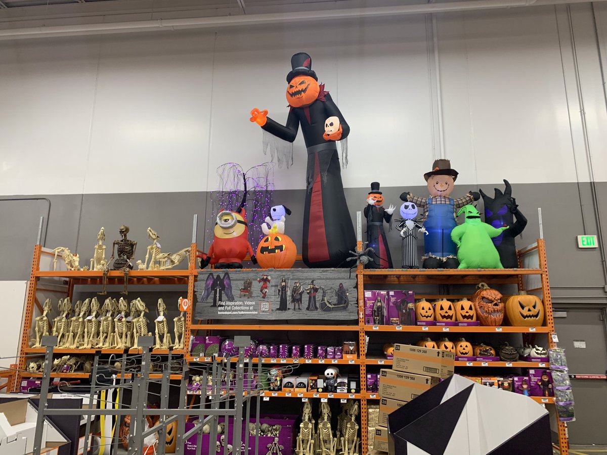 Day 1 fun of Halloween set! Ready to wrap up setting the event today! <a href="/1jsearcy/">Jeff Searcy</a> <a href="/RoWilliams1/">Rocky Williams</a>