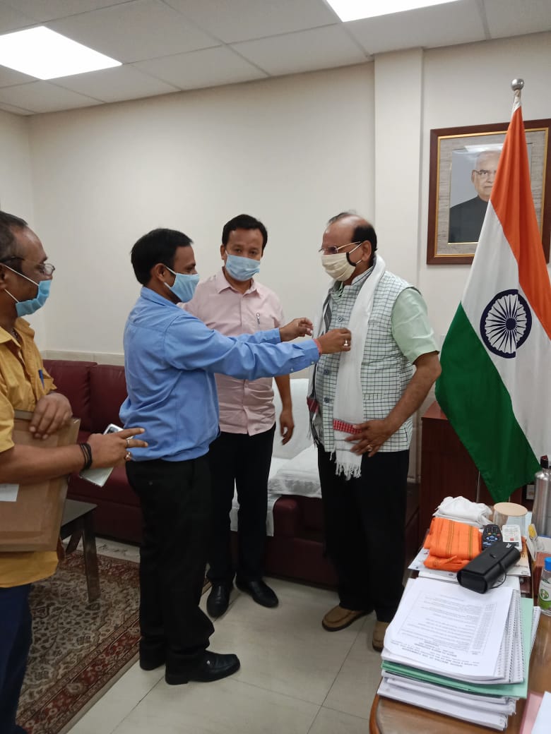 Iamanshulsaxena's tweet photo. Delegation including Shri Duyu Tamo,  Shri Subrato Sen and Anshul Saxena met Shri Vinay Saxena ji, Chairman, Khadi and Village Industries Commission and discussed about mainstreaming  the Indigenous  Traditional Fabrics of the  tribes of North Eastern states as part of KVIC https://t.co/hdmo3gdGlW