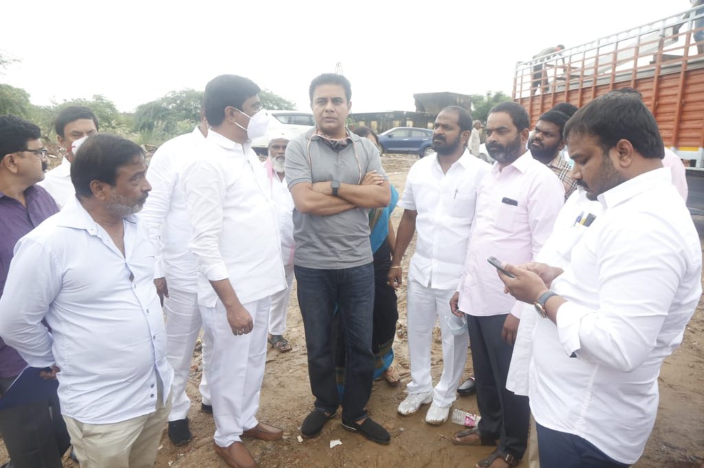 VSrinivasGoud's tweet photo. న్యూఢిల్లీలోని ప్రతిపాదిత తెలంగాణ రాష్ట్ర సమితి కార్యాలయ స్థలాన్ని సహచర మంత్రులు శ్రీ @KTRTRS గారు మరియు వేముల ప్రశాంత్ రెడ్డి గార్లతో కలిసి పరిశీలించడం జరిగింది. 

#TRSJendaPanduga #TRSofficeInDelhi https://t.co/ZFXlHibTZS