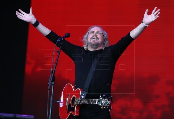 EFELafototeca's tweet photo. #BarryGibb cumple 75 años

El último miembro del célebre grupo Bee Gees presume de una trayectoria profesional de más de 50 años. El libro Guinness de los récords enumera a Barry como el segundo compositor más exitoso de la historia detrás de Paul McCartney. #EFEfototeca #Musica https://t.co/T9fJuZ4OXL