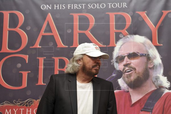 EFELafototeca's tweet photo. #BarryGibb cumple 75 años

El último miembro del célebre grupo Bee Gees presume de una trayectoria profesional de más de 50 años. El libro Guinness de los récords enumera a Barry como el segundo compositor más exitoso de la historia detrás de Paul McCartney. #EFEfototeca #Musica https://t.co/T9fJuZ4OXL