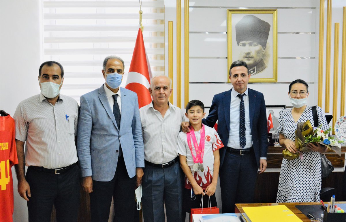 İl Müdürümüz Syn Battal Kanbay,Almanya'da düzenlenen Minikler Dünya Şampiyonasında(yüzme,koşma kategorisi alanında) Dünya 2. olan Kazım Karabekir İlkokulu öğrencimiz Egemen Özden’i tebrik ederek, ödüllendirdi. <a href="/tcmeb/">Millî Eğitim Bakanlığı</a> @KanbayBattal