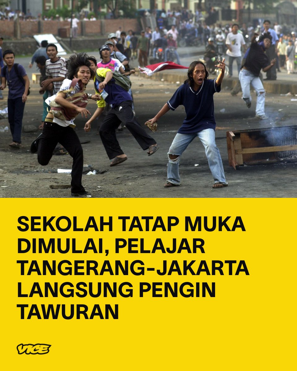 VICE_ID's tweet photo. Puluhan siswa SMK Negeri 1 Jakarta ditangkap polisi karena merencanakan tawuran. Di kota lain muncul pula indikasi sekolah offline berisiko memicu tawuran, bikin polisi sibuk. https://t.co/DtPiw3der9 https://t.co/snWtWM0kfo