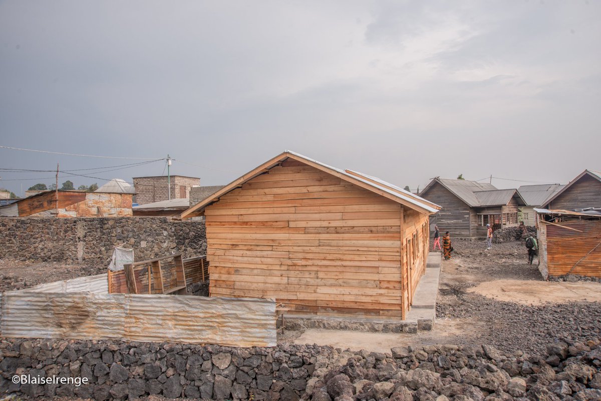 BlaiseIrenge04's tweet photo. Travail fin prêt et bâtiment disponible pour usage au profit des mamans et filles-mères de #MUSOPE du quartier Majengo. Construit avec l'appui du programme solidaire DEMAIN et @sosenfants
 
#AiderSansAssister #kivu #Goma #mamans #majengo #espoir #Merci https://t.co/NtzcSF7g9p