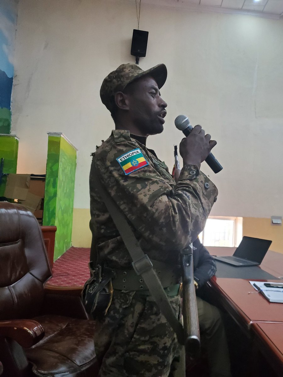 KEmbiale's tweet photo. ጁንታውን በድንጋይ ጥሎ የማረከውን የሚኒልክ ልጂ በክብር ተቀብለነው በግንባር የሰራውን ጀብዶ አካፍሎናል !
 ለሃገር ሲባል የሚከፈል የሚገርም ጀግንነት! https://t.co/wrbCWWwpeb