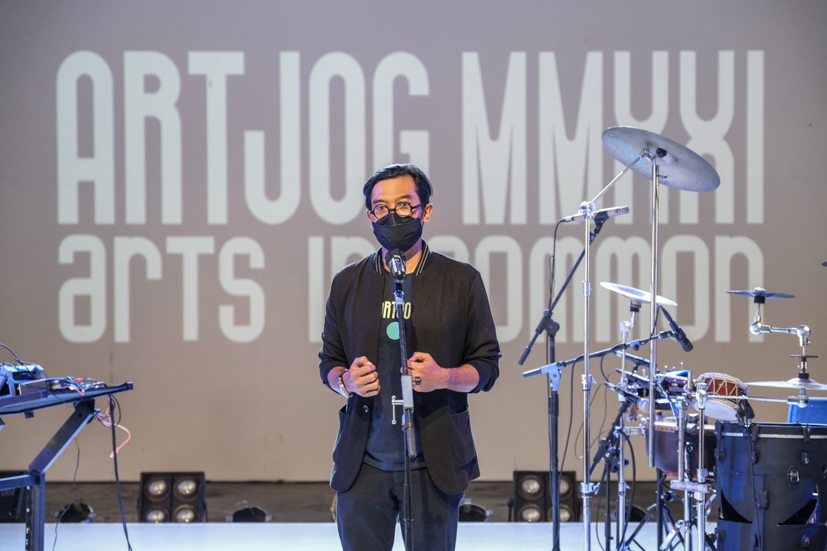artjog's tweet photo. Pidato penutupan oleh Erick Thohir (@erickthohir) dan penampilan kolaborasi Ari Wulu &amp; Daniel Caesar telah menutup rangkaian ARTJOG MMXXI: Arts in Common - Time (to) Wonder.⌛

#ARTJOG #ARTJOGMMXXI #artsincommon #timetowonder #ErickThohir #AriWulu #DanielCaesar #ClosingCeremony https://t.co/BIcd14ZcSa