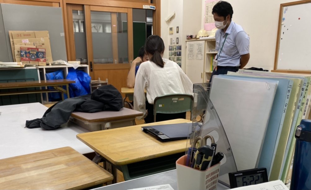 kentaaanissy's tweet photo. 放課後俺の教室は若手の溜まり場と化す https://t.co/xlgTYm3AI8