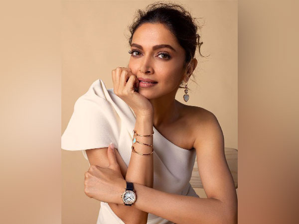 desisLIVE's tweet photo. Deepika Padukone signs her second Hollywood film. it will be a cross-cultural rom-com by @STXfilms @deepikapadukone #Hollywood #Deepikapadukone #stxfilms #movie #desislive https://t.co/2ZdrCD1MXN