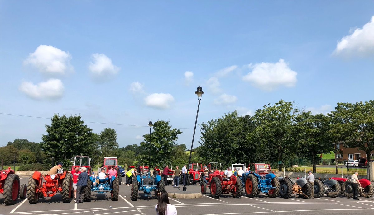 Croía starting the conversation with her Granda & his friends at their annual charity vintage tractor run in sunny Armagh! £700 raised for NI Chest, Heart & Stroke.. @Donate4Daithi #IsDeontóirMé#OrganDonation