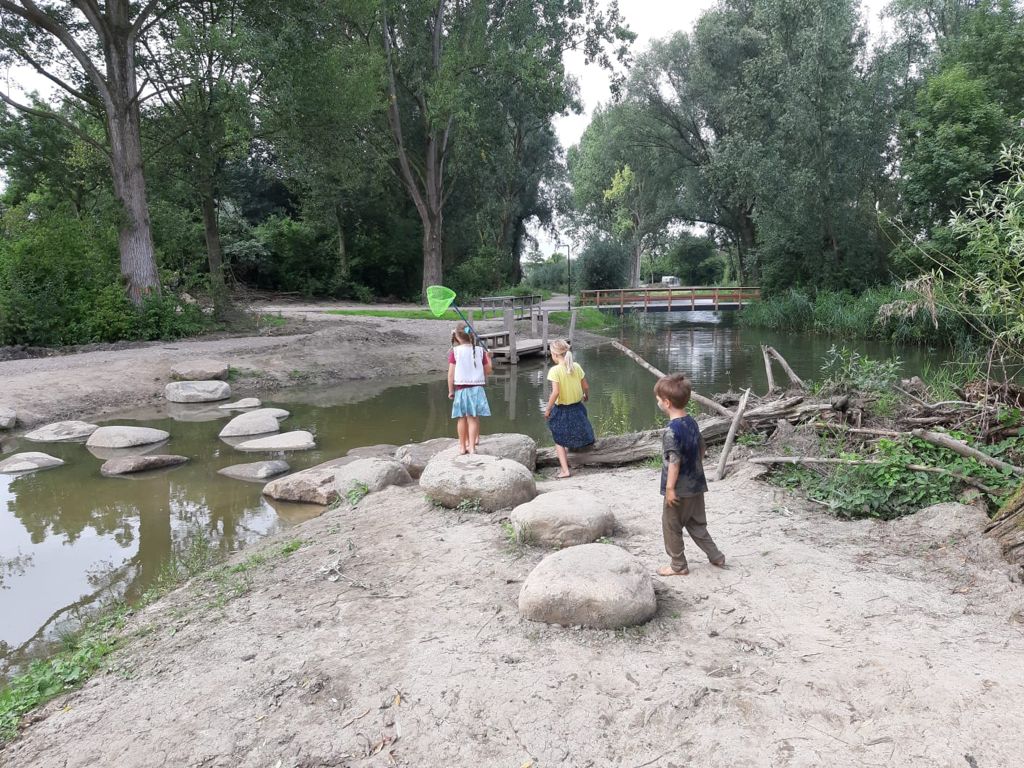 Lekker vies worden, wat wordt er al leuk gespeeld in Bad Vilbelpark! 🌳 De komende tijd wordt het park afgemaakt. De bomen en hagen volgen in november, dan is het planttijd. Op 30 oktober zal het park officieel worden geopend. Meer informatie daarover volgt binnenkort.