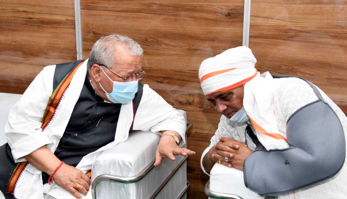 LokBhavanJaipur's tweet photo. माननीय राज्यपाल श्री कलराज मिश्र जी ने राजस्थान के पूर्व राज्यपाल व उत्तर प्रदेश के पूर्व मुख्यमंत्री स्व. कल्याण सिंह जी के पैतृक गांव (अतरौली) जाकर उनको श्रद्धा सुमन अर्पित किया। https://t.co/3yRi4RF804