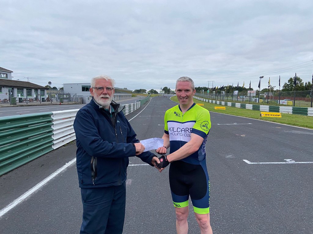 Congratulations to club member Eamon Kirwan receiving his prize from Bikeology Interclub League organiser Liam Walker. Eamon placed 1st in Category A4 and 4th overall. Chapeau Eamon 🏆