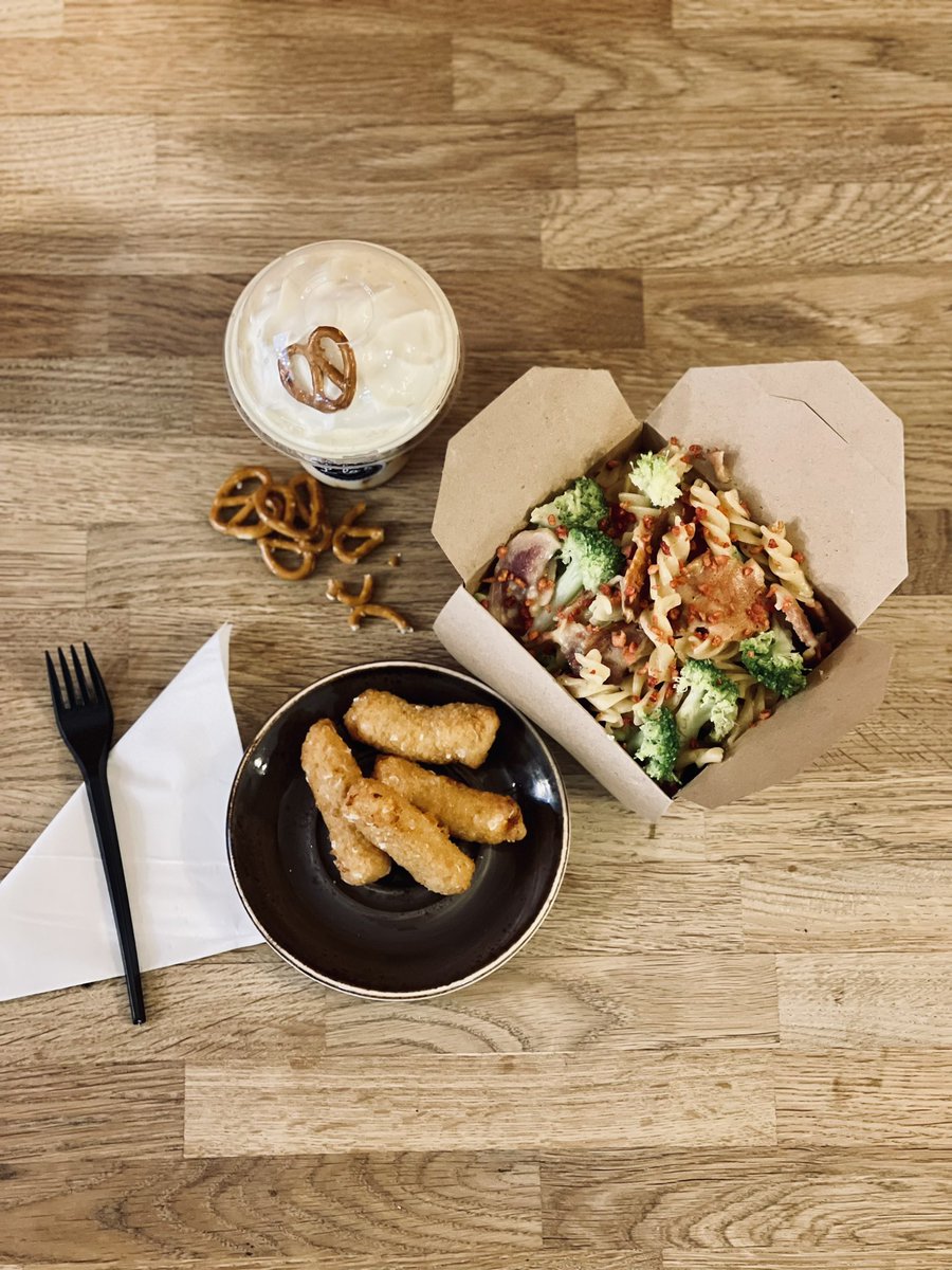 🔥🔥 T H E  C H E E S Y   P I G 🔥🔥

New pasta &amp; drink of the month is here. 

🍝  - pasta with crispy diced bacon in a creamy cheese sauce topped with juicy broccoli &amp; crunchy bacon bits 

🧀 - Mac n cheese bites 

🥤 - Salted caramel pretzel shake 

👇
lilospasta.com