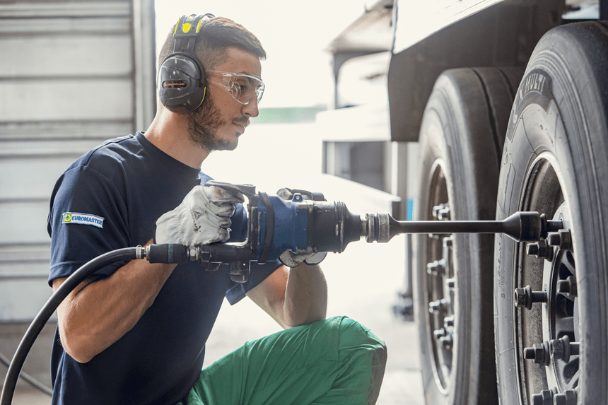 aflomagazine's tweet photo. MasterCare Easyliss mensualise le budget pneumatique.
#France #MasterCare @EuromasterTR #partenaire #client #budget #pneumatique #économie #transportroutier #logistique #supplychain
https://t.co/p7jup3HLCL https://t.co/V69KODvTEm