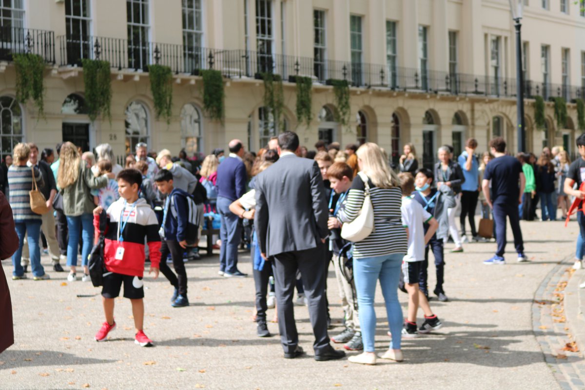 SouthbankSchool's tweet photo. Today marks the first day of Southbank's Autumn term 2021, and we are over the moon to be back! Yesterday all three campuses held orientation days to welcome families to school. Our Westminster campus PTA held an ice-cream social on the beautiful #fitzroysquare!
#CognitaWay https://t.co/0oRoPGduAx