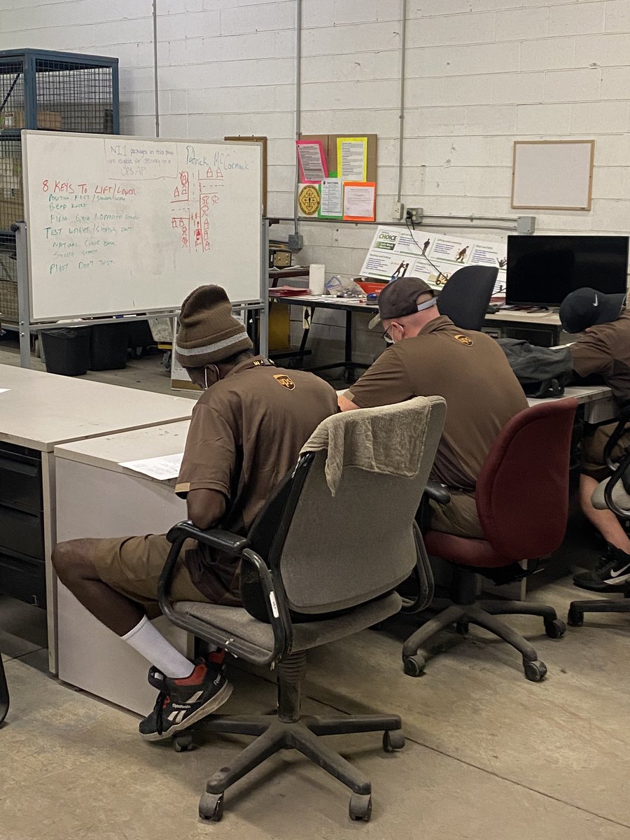 PedroS75136337's tweet photo. Safe by Choice - Mentorship- refresh 8 keys to lifting and lowering . Quiz day parking selection and backing policy @ChspWest @Ups @UPS_Canada @toddlivingsto16 @putz0913 https://t.co/3kGz3If9bM