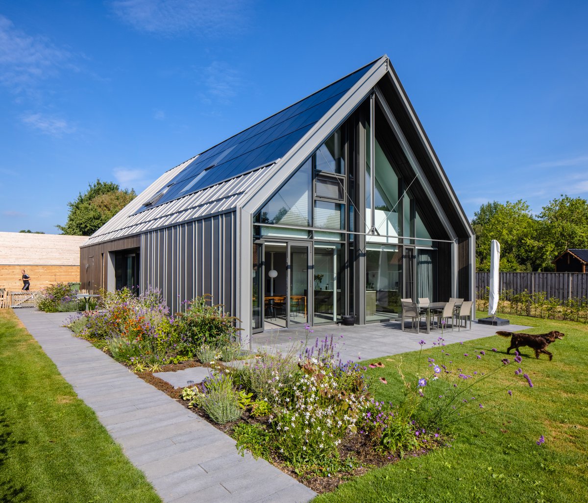 Schuurwoning te Veghel - COMPEN ARCHITECTEN youtu.be/OFltjC2BJ5Q via <a href="/YouTube/">YouTube</a>