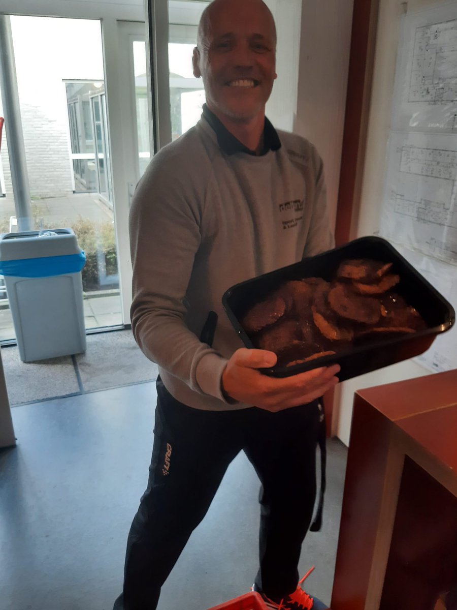 Deltion Zwolle afdeling Sport, Bewegen en Leefstijl hield tijdens de introductie hamburgers en beenham over. En daar hebben ze onze bewoners (de buren) heel blij mee gemaakt 👌 DANK  
#smullen #foodwaist #nietweggooien #goedebuur  <a href="/Deltion/">Deltion_nieuws</a>