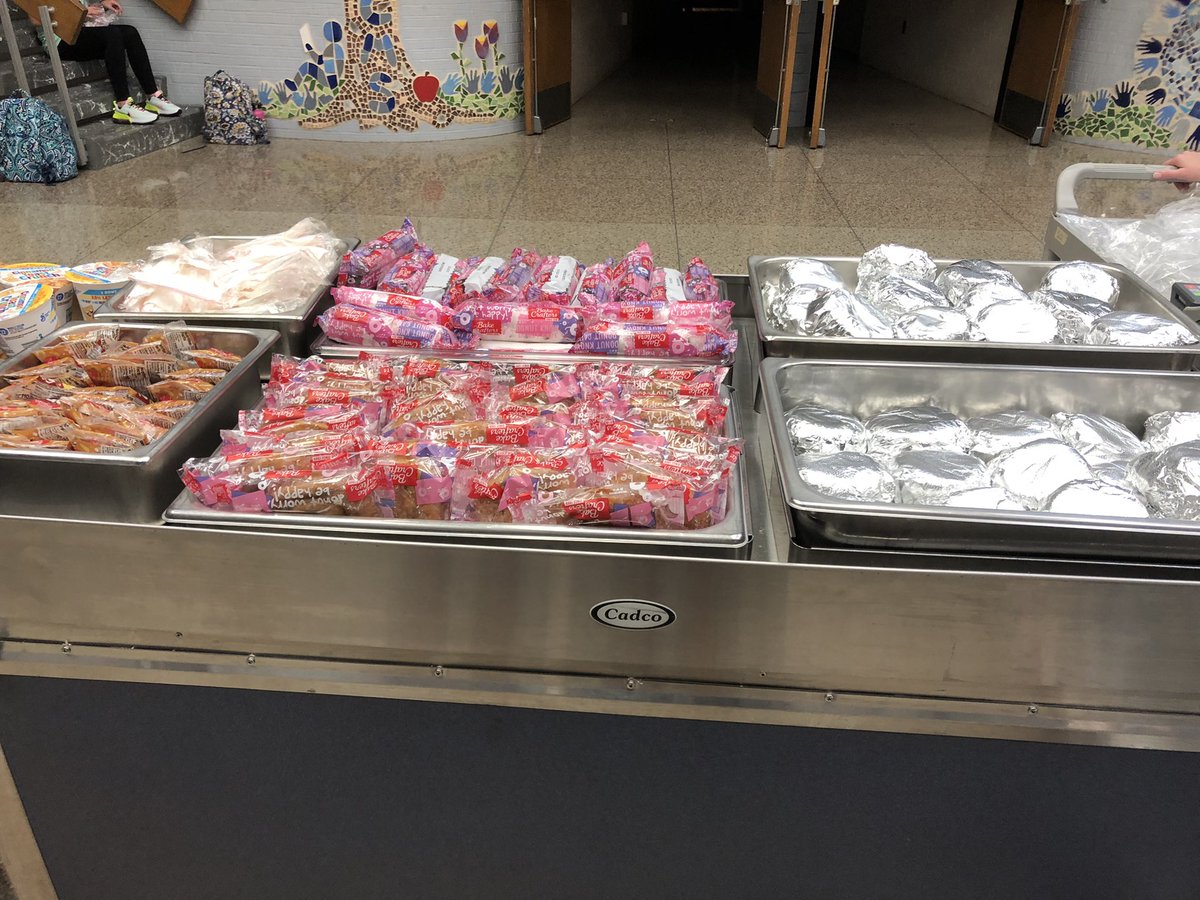 DrRackleyCLSD's tweet photo. Check out this awesome #GrabNGoBreakfast at #CCMS! Hot sandwiches, donuts, cereal, fruit, yogurt, juice, & milk served daily for our #FalconFamily! Remember breakfast is free when you make a meal! Check it out on your way to homeroom! #FalconPride #ProudPrincipal @MrGfulkerson https://t.co/aN07Aiumtv