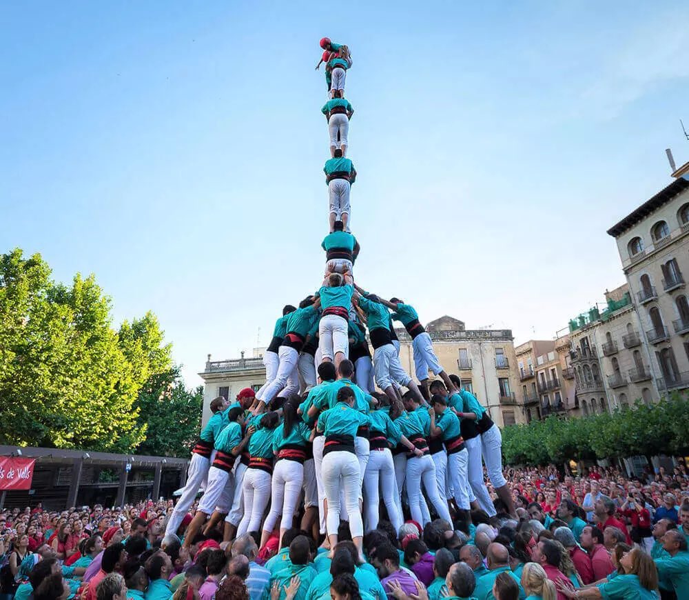 un buen amijo mio catalan pero delos buenos osea no independista me esplicado que la principal esistencia delos casteyets no hespor tradicion sino para espiar lo que acemos los españoles fuera de catañula y asin vigilar nuestros mobimientos utilizan niños porque ben megor