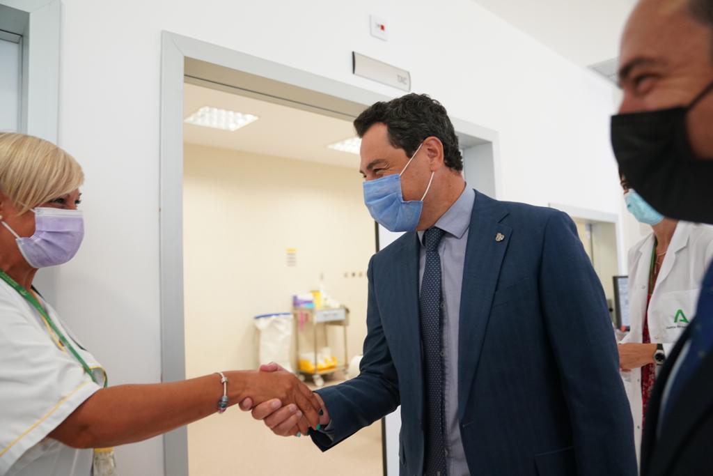 AndaluciaJunta's tweet photo. 💬 @JuanMa_Moreno: Es un hospital que también destaca por su humanidad, su profesionalidad y el buen trato al paciente.
🏆 Por este motivo, ha recibido el 1º Premio de la Fundación Hospital Optimista, gracias a cada uno de sus trabajadores por haberlo conseguido. ✅ https://t.co/d4LLhCl53Z