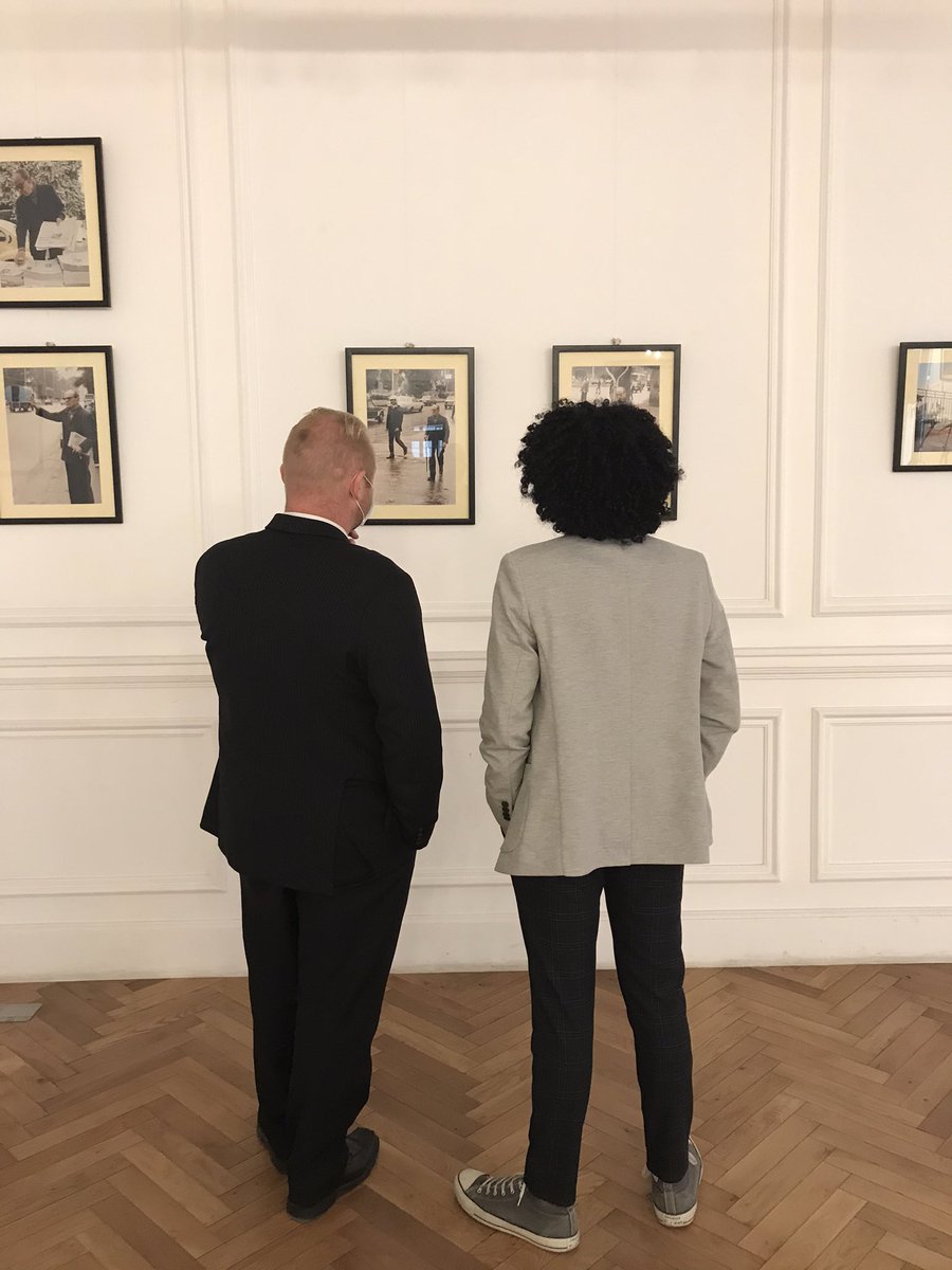 تشرفت هذا الأسبوع بحضور افتتاح معرض "دوات" الذي يعرض أعمال المصور الراحل محمد حجازي وتوثيق صوره للكاتب #المصري الأسطوري الحائز على جائزة نوبل نجيب محفوظ. وتزامن الحدث مع الذكرى الخامسة عشر لرحيل الأديب العالمي. 💐 🇪🇬